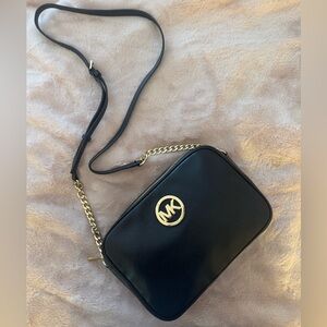 Michael Kors crossbody bag.🖤